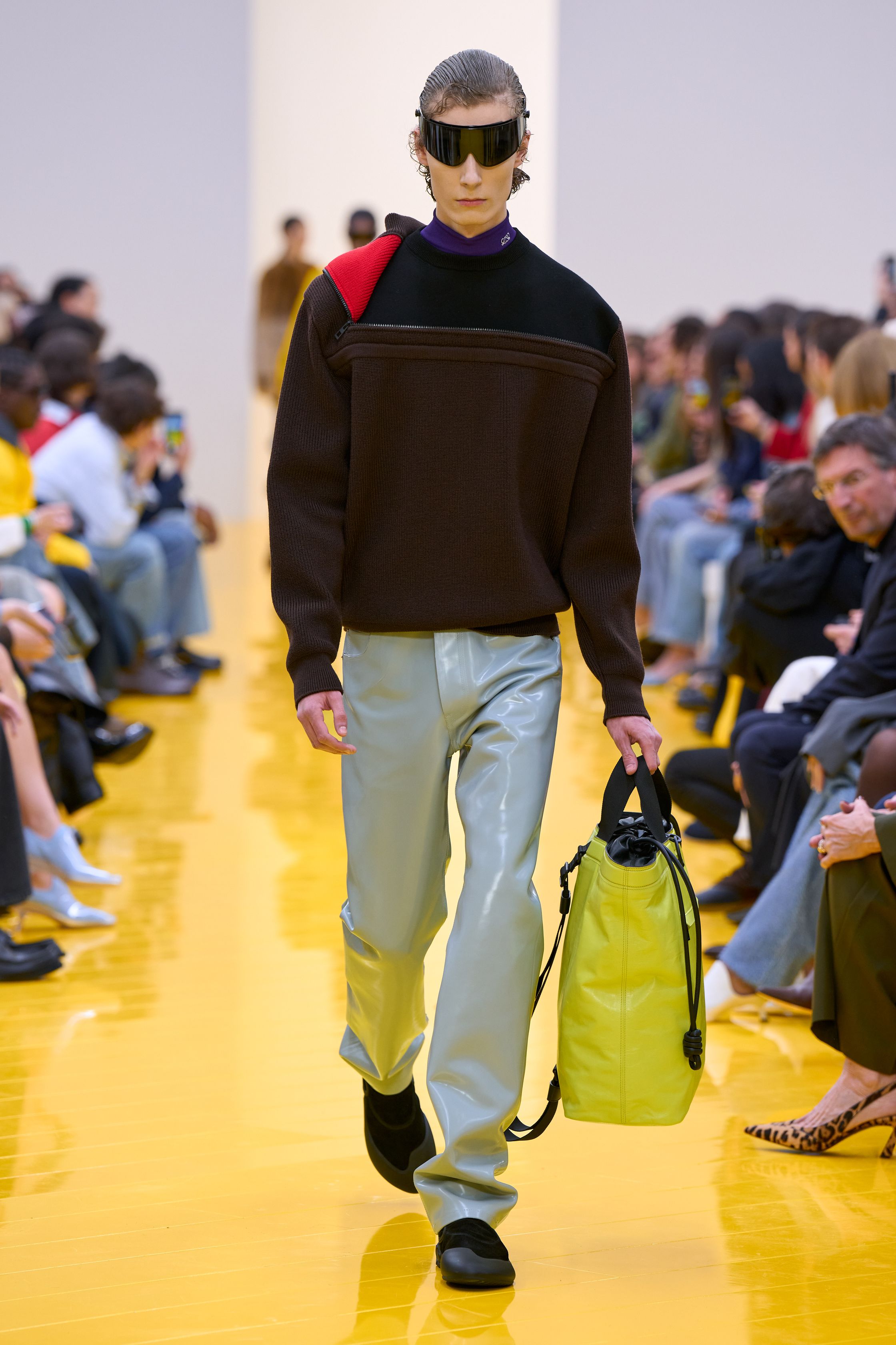 Jonathan Anderson 为 Loewe 带来一场充满艺术实验的秀：黄色地面与鲜明色彩形成强烈视觉舞台，极简廓形针织、雕塑化皮革外套、夸张毛绒结构和实验比例裙装共同构建一种“可穿戴雕塑”。从鲜黄、亮蓝到浓郁棕色毛绒，材质对比成为本季核心语言，既有幽默感也带有博物馆式艺术气质-顽石频道趋势研究